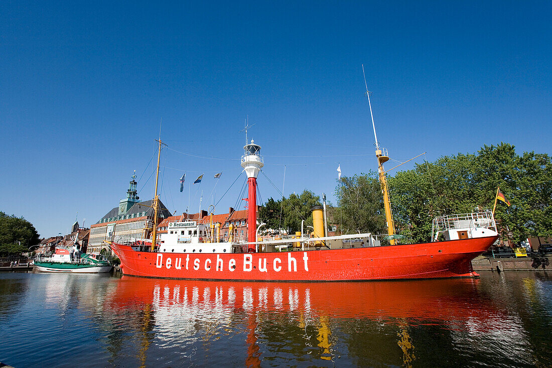 Museumsschiff, Feuerschiff  Deutsche Bucht, Ratsdelft, Rathaus, Emden, Ostfriesland, Niedersachsen, Deutschland