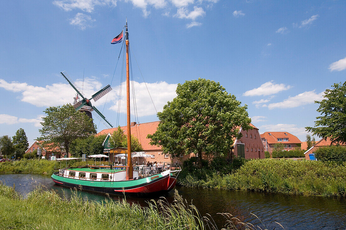 Mühlenhof am Grossefehnkanal, Ostgrossefehn, Ostfriesland, Niedersachsen, Deutschland