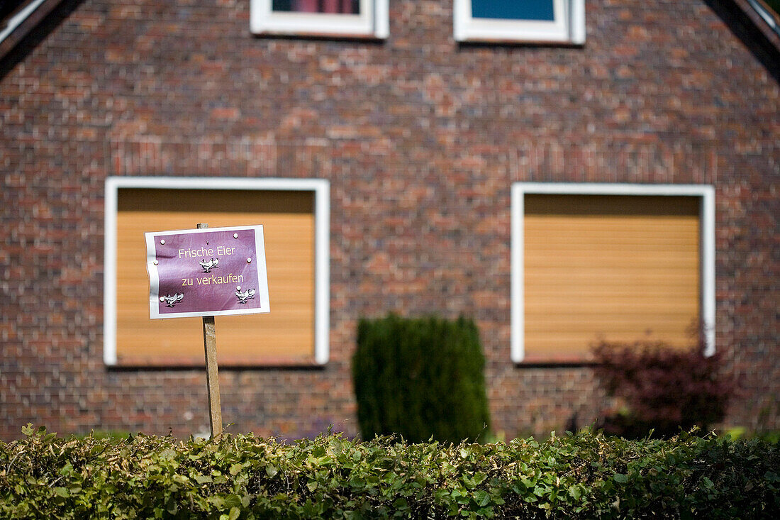 Information sign in front of a house, Ostgrossefehn, East Frisia, Lower Saxony, Germany