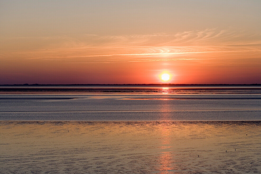 Blick übers Meer auf einen Sonnenuntergang, Norddeich, Niedersachsen, Deutschland
