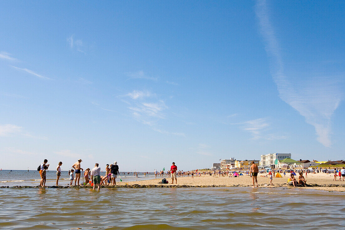 Urlauber am Weststrand, Norderney, Ostfriesische Inseln, Ostfriesland, Niedersachsen, Deutschland