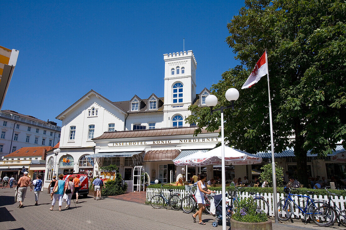 klassizistische Häuser im Stadtzentrum, Norderney, Ostfriesische Inseln, Ostfriesland, Niedersachsen, Deutschland