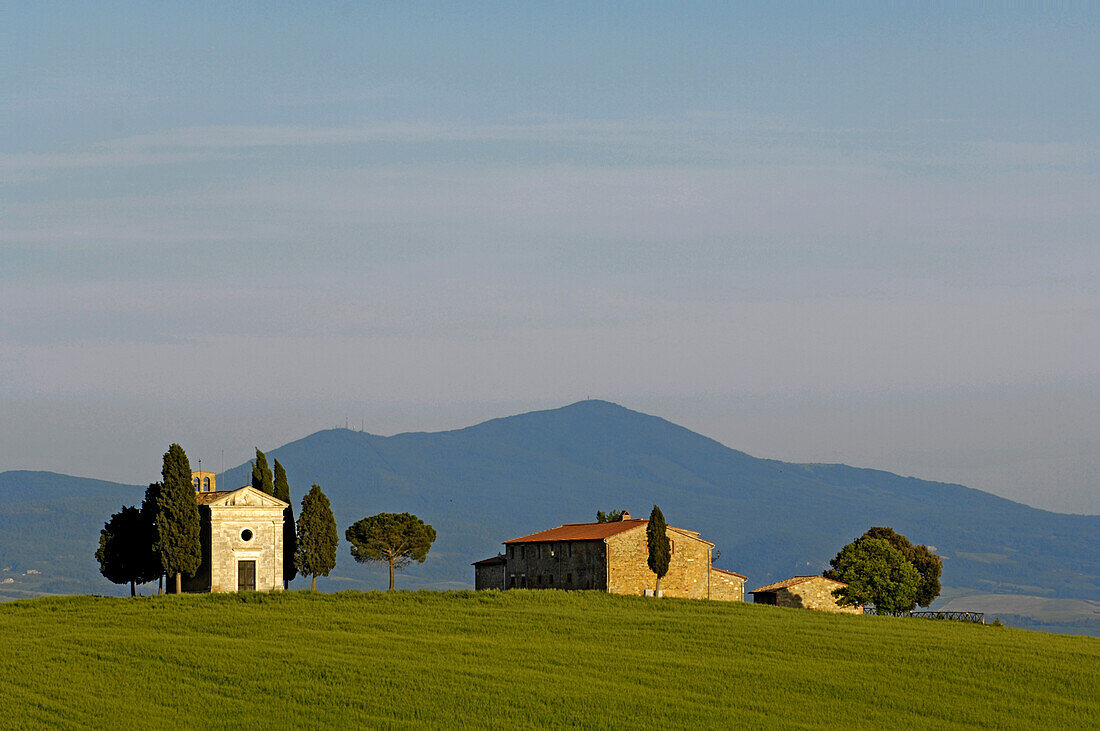 Ein Gehöft und Landschaft bei San Quirico d'Orcia, Siena, Toskana, Italien