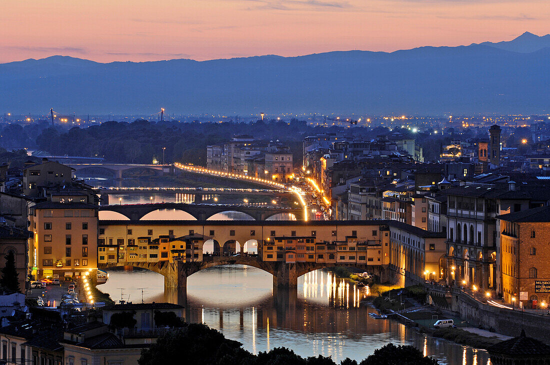 Übersicht von Florenz mit Arno und Ponte Vecchio, Florenz, Toskana, Italien