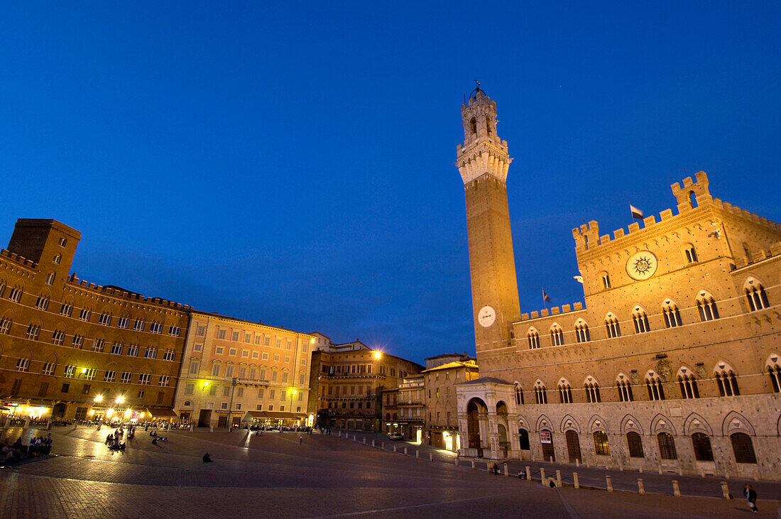 Piazza del Campo im Abendlicht, Siena, Toskana, Italien