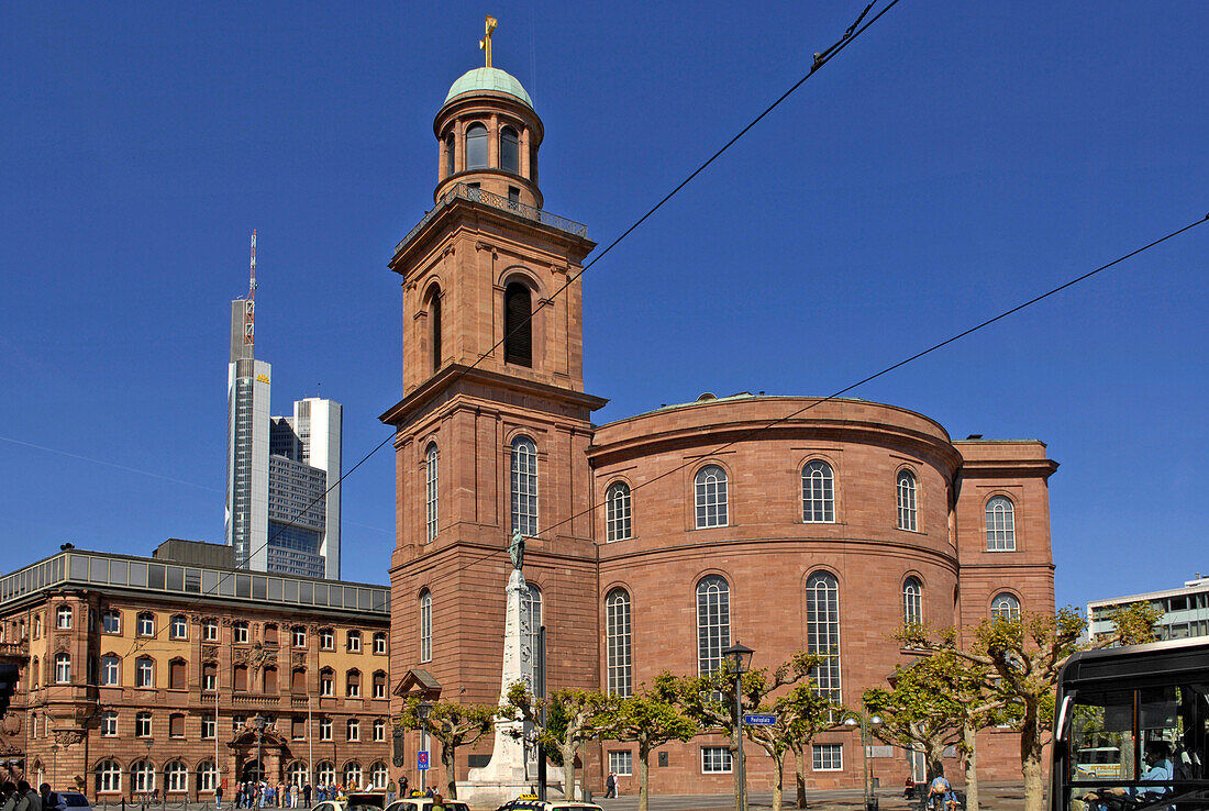 Deutschland, Hessen, Frankfurt, Paulskirche und Commerzbank, Hochhaus