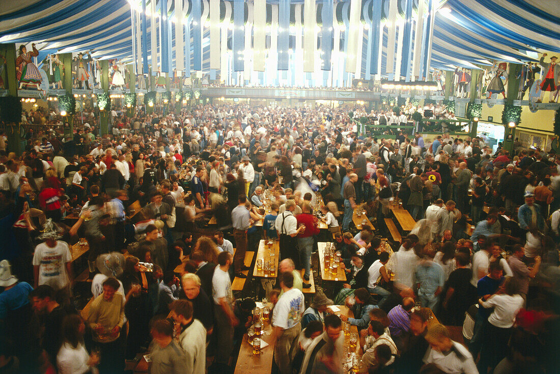 Blick ins volle Bierzelt Spatenbräu, Oktoberfest, München, Bayern, Deutschland