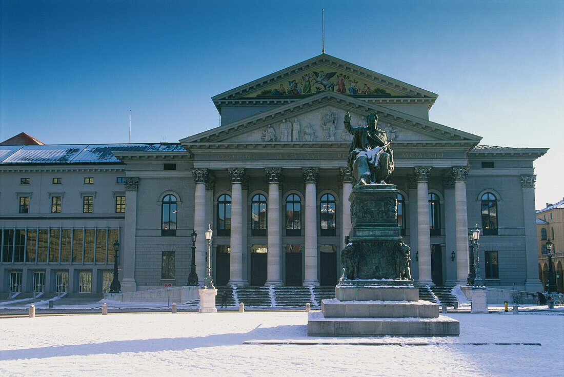 Nationaltheater mit Denkmal Max I. Joseph im Winter, München, Bayern, Deutschland