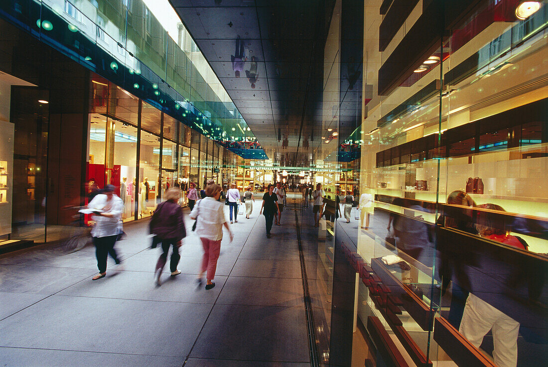 Leute bummeln durch Gallerie Fünf Höfe, München, Bayern, Deutschland