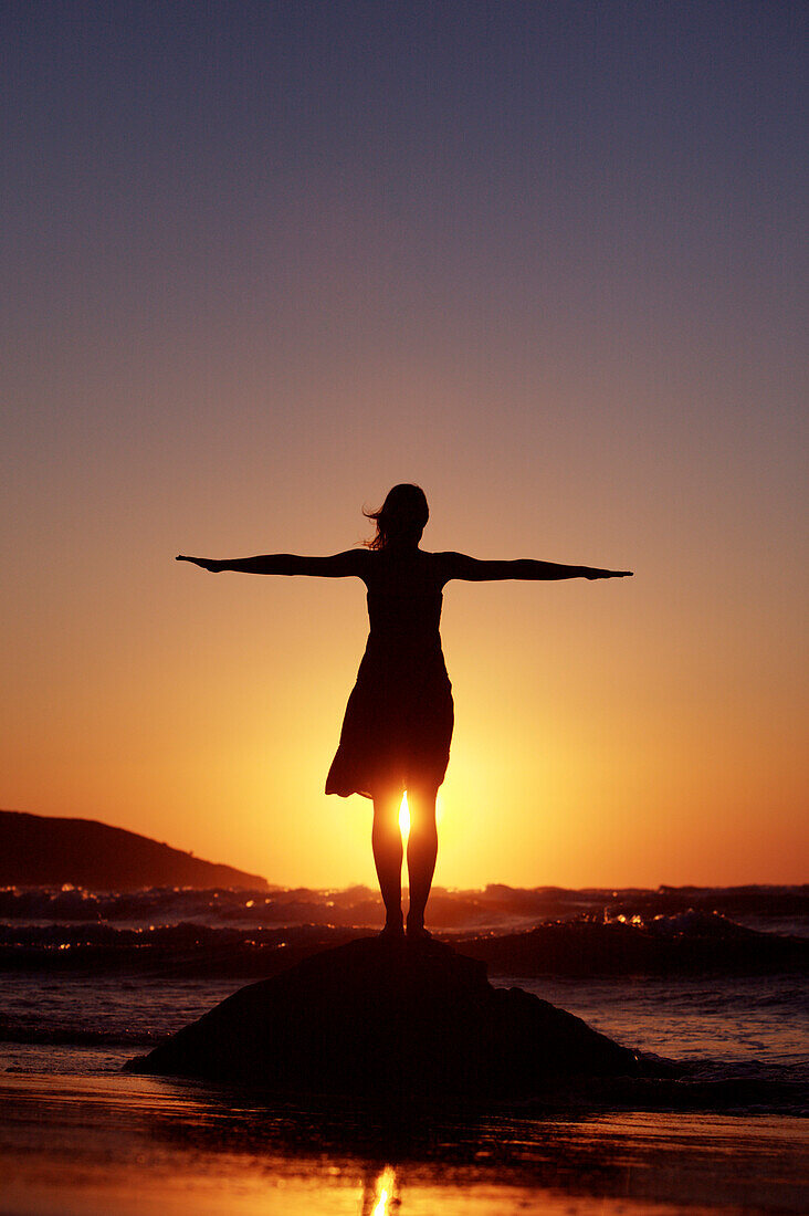 Frau steht am Meer im Sonnenuntergang, Kos, Kos, Griechenland