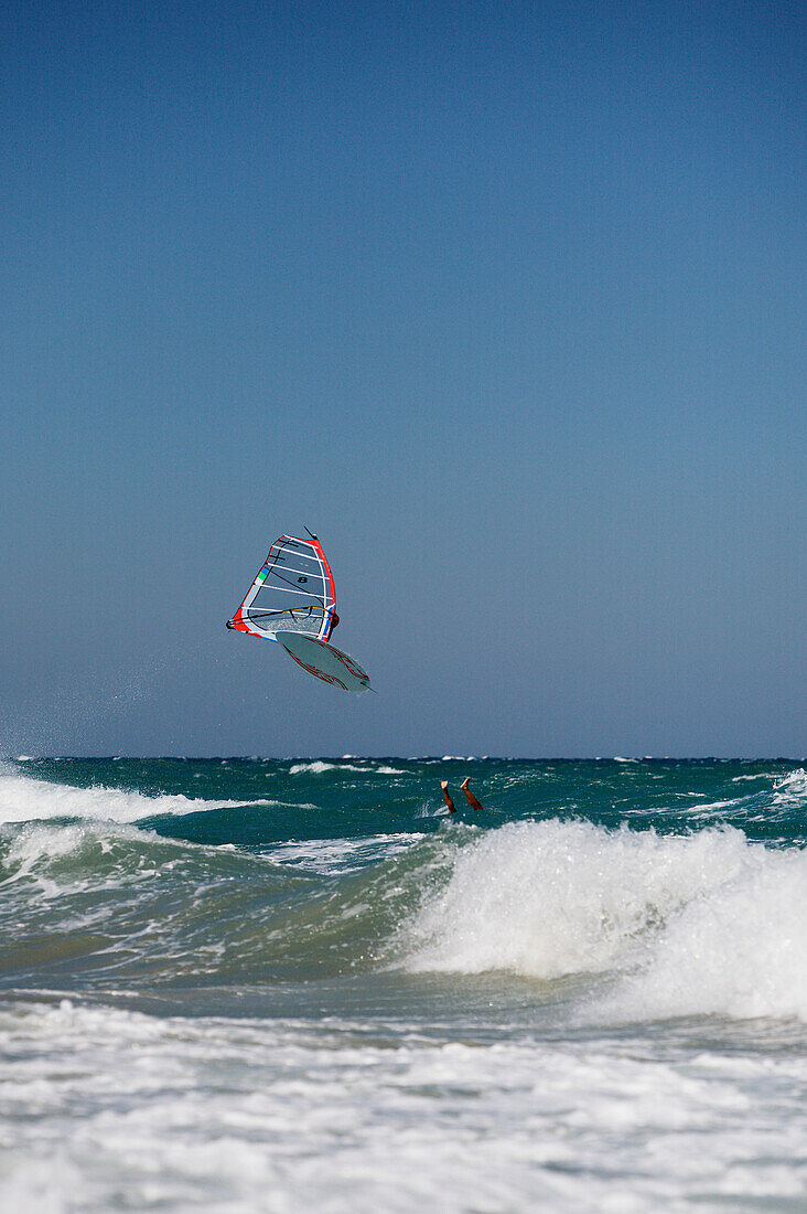 Windsurfer springt über Welle und fällt ins Wasser, Kos, Dodekanes, Griechenland