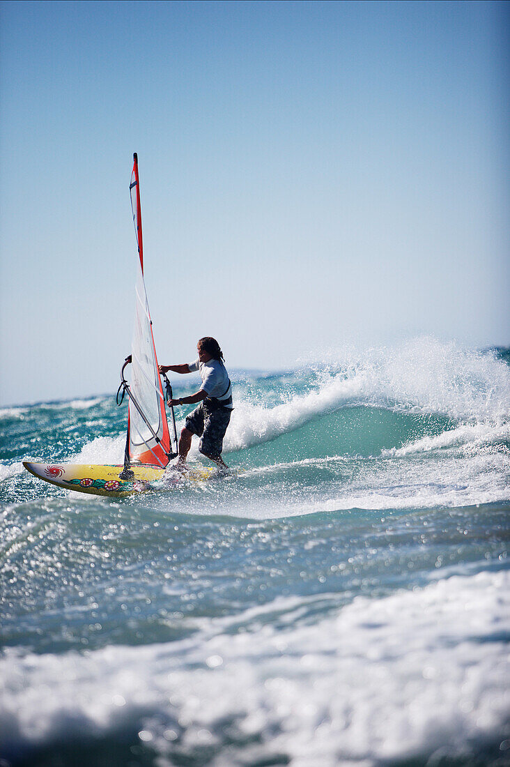 Windsurfer auf einer Welle, Kos, Dodekanes, Griechenland