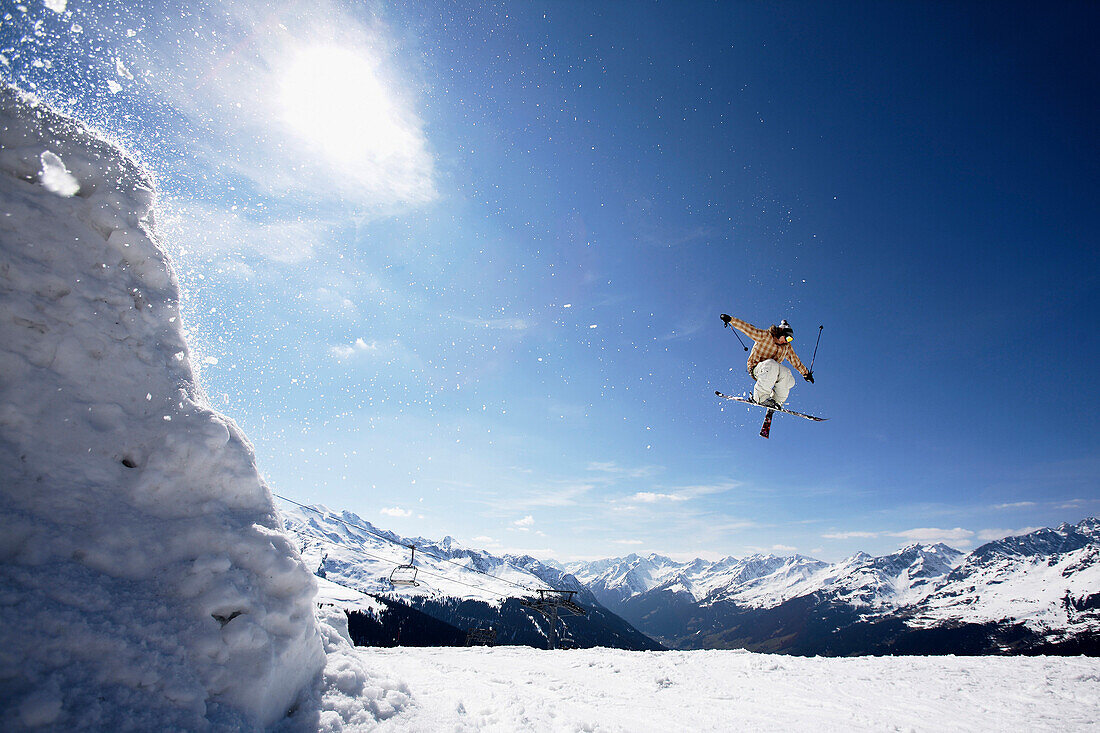 Skifahrer im Sprung von einer Schanze, See, Tirol, Österreich