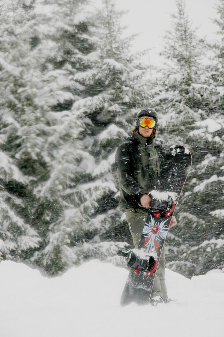Snowboarder in einem Schneesturm, Reutte, Tirol, Österreich