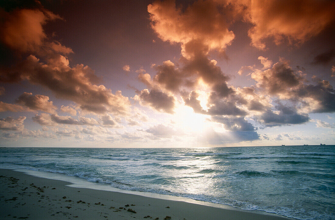 Sonnenaufgang am Strand, South Beach, Miami, Florida, USA