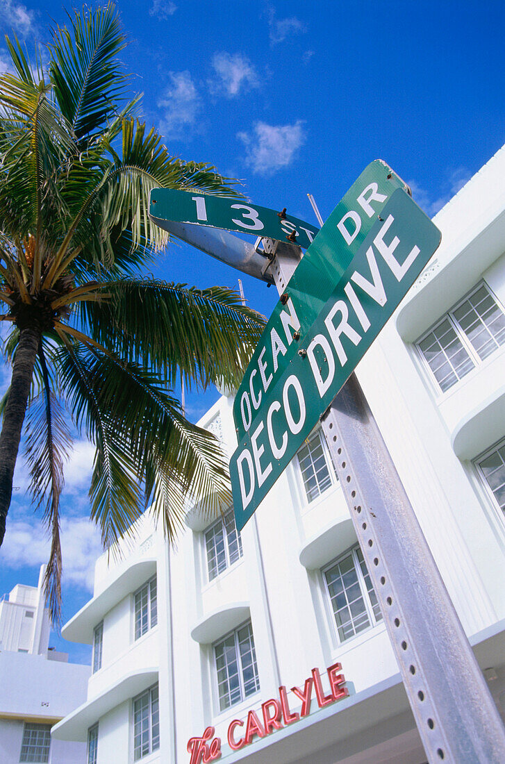 Strassenschild Ocean Drive mit Hotel The Carlyle, South Beach, Miami, Florida, USA