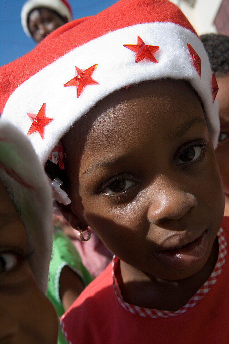 Kinder mit Nikolausmützen am Nikolaustag, St. George's, Grenada, Kleine Antillen, Karibik