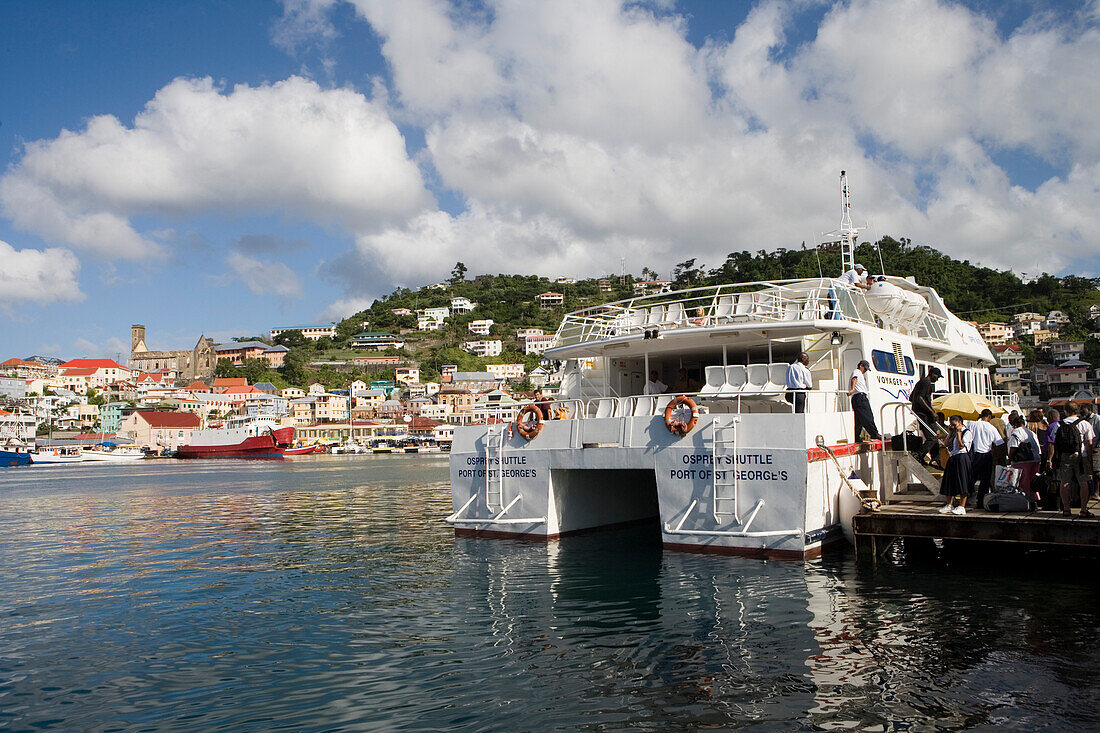 Oprey Carriacou Fähre im Hafen von St. George's, Grenada, Kleine Antillen, Karibik