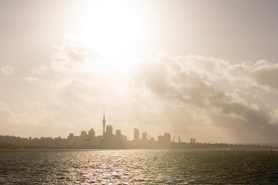 Sonnenuntergang hinter Skyline von Auckland, Blick von MS Bremen im Hauraki Gulf, nahe Auckland, Nordinsel, Neuseeland