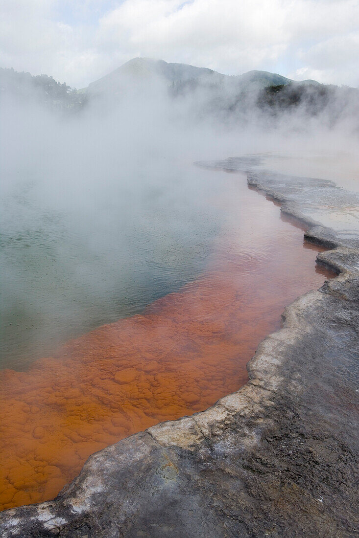 Champage Pool im Wai-O-Tapu Thermal Wonderland, Waiotapu, nahe Rotorua, Nordinsel, Neuseeland