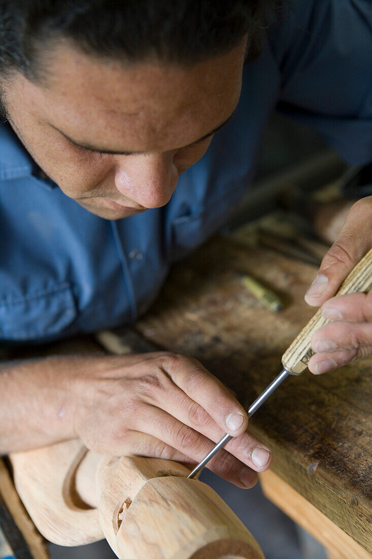 Holzschnitzer am New Zealand Maori Arts und Crafts Institute, Te Puia, Rotorua, Nordinsel, Neuseeland