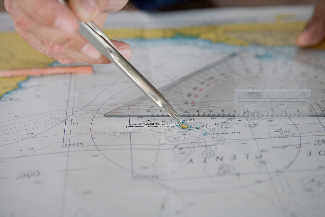 Navigation mit Seekarte an Bord von MS Bremen, nahe White Island, Bay of Plenty, Nordinsel, Neuseeland