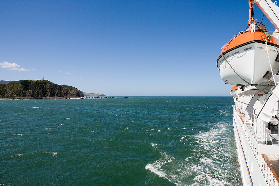 MS Bremen kreuzt nahe Pencarrow Head Leuchttümen, nahe Wellington, Nordinsel, Neuseeland