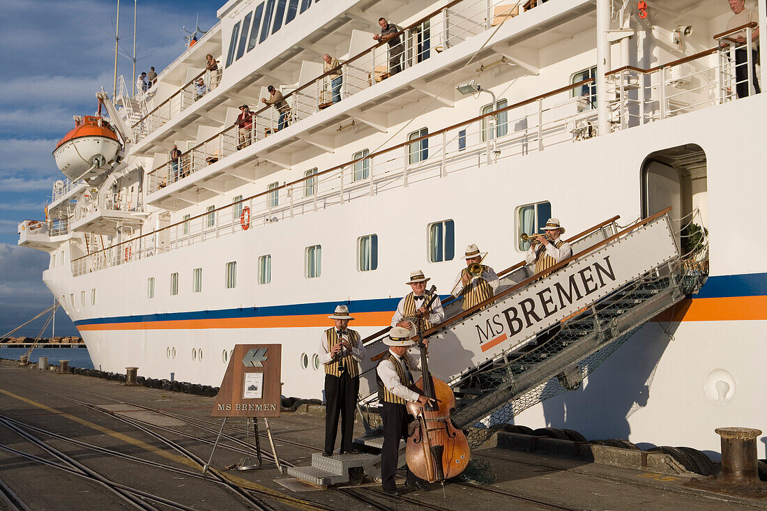 Dixie Jazz Band Twin City Stompers spielt auf Gangway der MS Bremen, Napier, Hawkes Bay, Nordinsel, Neuseeland