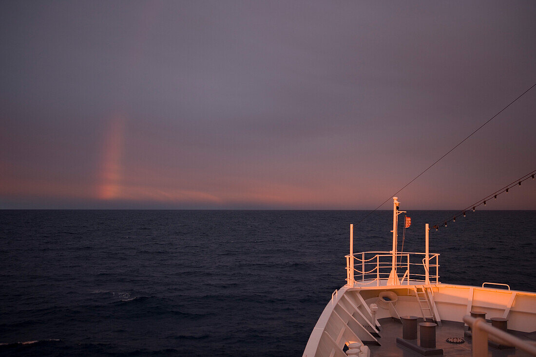 Blick auf Regenbogen und Bug der MS Bremen, nahe Golden Bay, Südinsel, Neuseeland