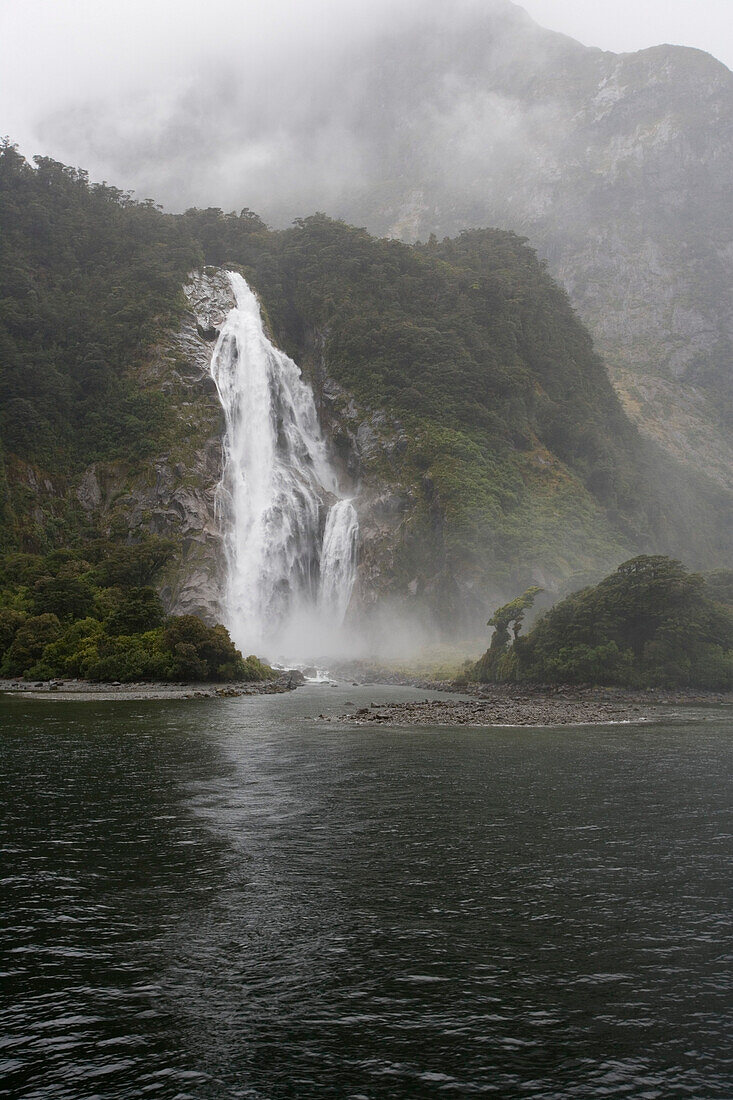 Bowen Falls Wasserfall im Milford Sound, Fiordland Nationalpark, Südinsel, Neuseeland