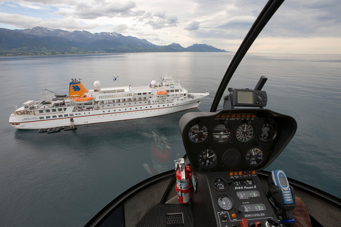 Luftaufnahme von Hubschrauberlandung auf MS Bremen, Kaikoura, Südinsel, Neuseeland