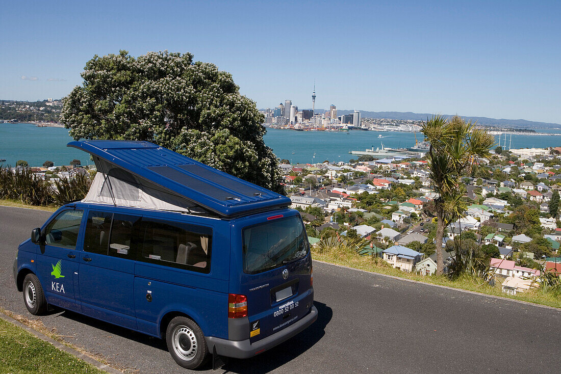 KEA 2+2 FT Camper und Skyline von Auckland, Blick von Mount Victoria, Devonport, Auckland, Nordinsel, Neuseeland