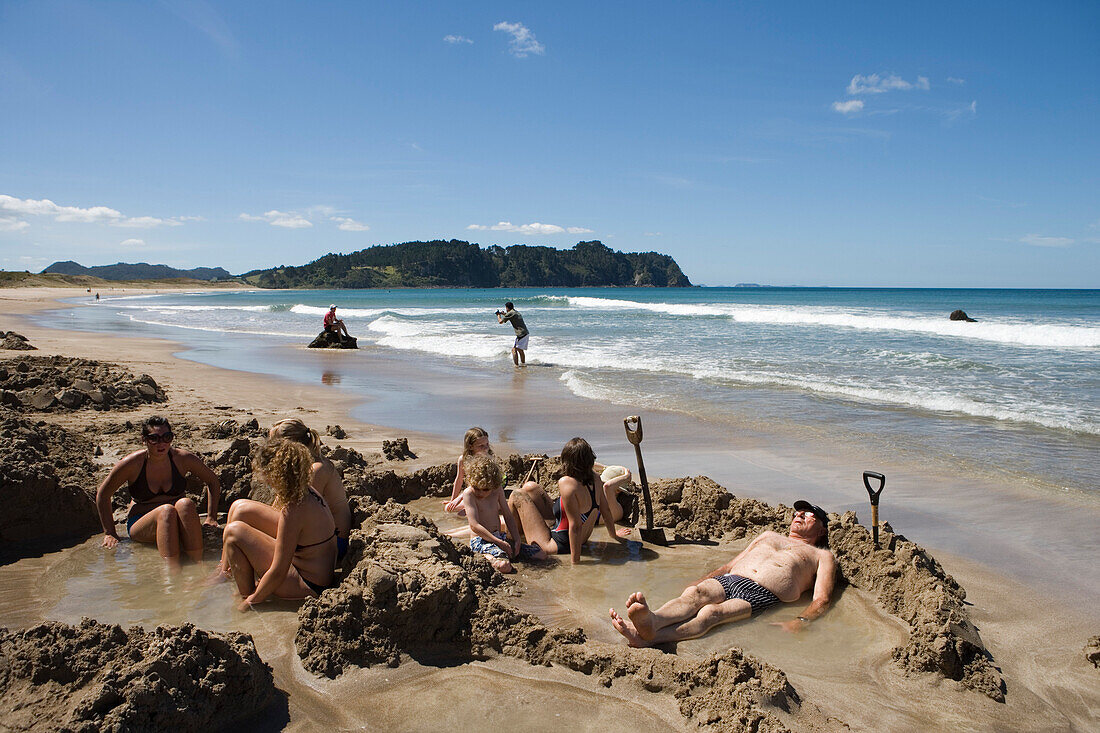 Menschen baden in heissen Thermalquellen am Hot Water Beach, Coromandel Peninsula, Nordinsel, Neuseeland