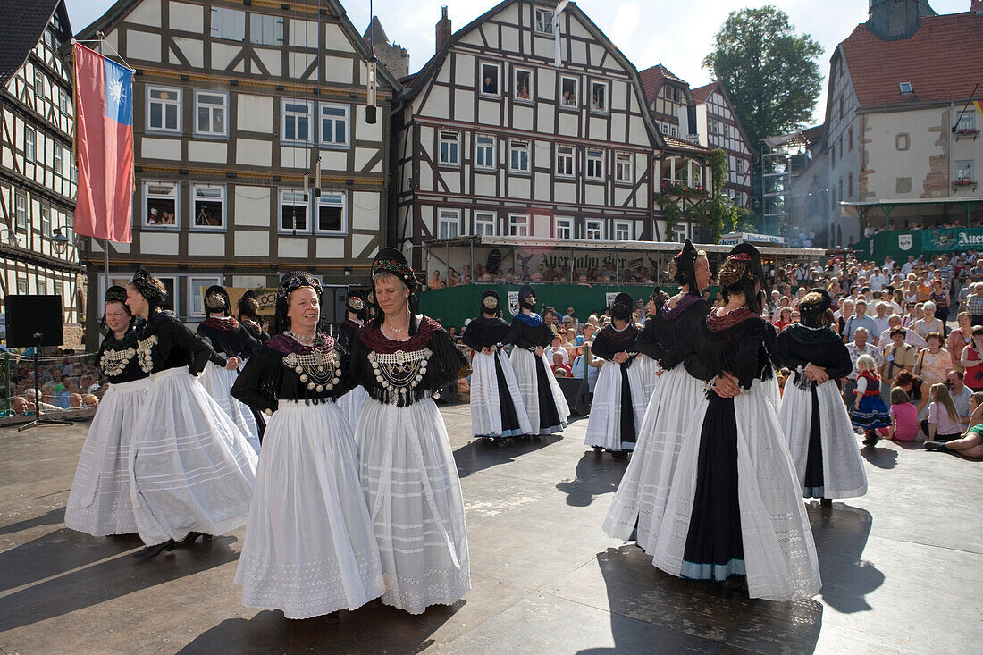 Tänzerinnen beim Schlitzerländer Trachten- und Heimatfest, Schlitz, Vogelsberg, Hessen, Deutschland, Europa