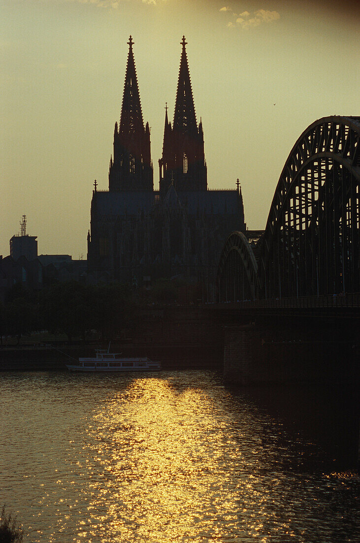 Dom und Hohenzollernbrücke, Köln, Nordrhein-Westfalen, Deutschland, Europa