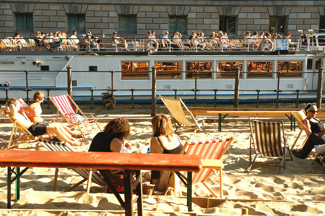 Strandbar entlang der Spree, Berlin, Deutschland