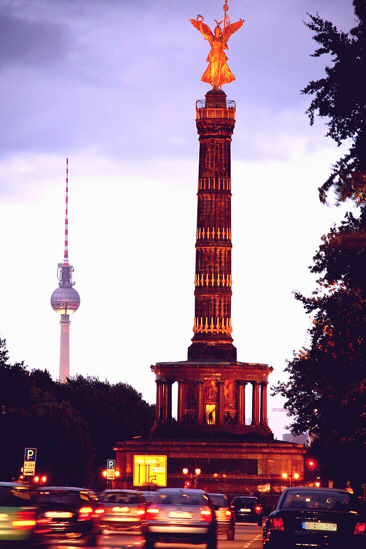 Siegessäule und Fernsehturm am Abend, Berlin, Deutschland