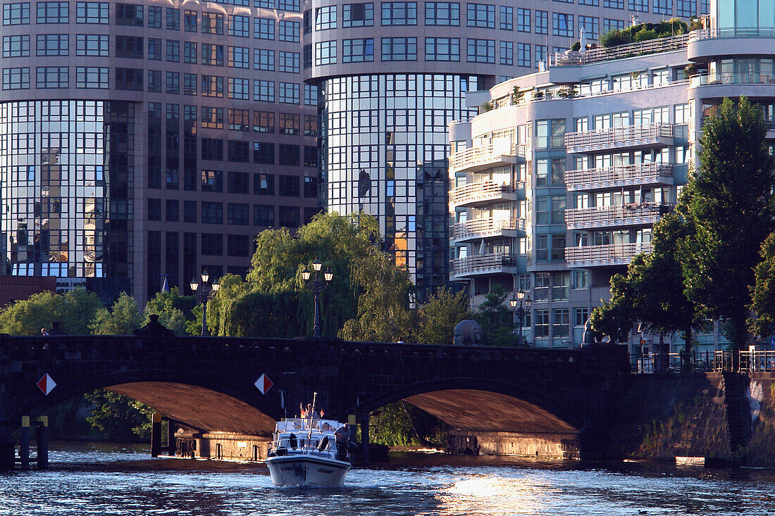 Blick über die Spree auf moderne Bürogebäude, Berlin, Deutschland