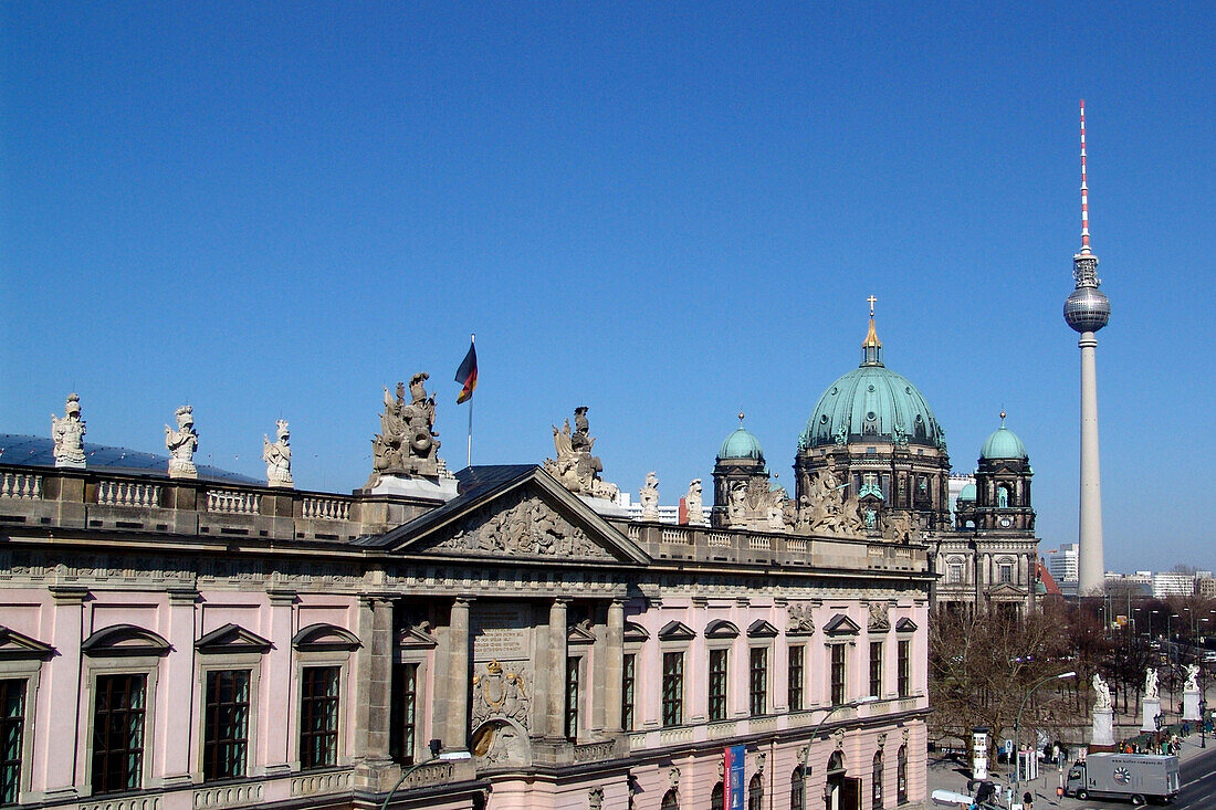 Blick entlang Zeughaus und Berliner Dom auf Fernsehturm, Berlin, Deutschland