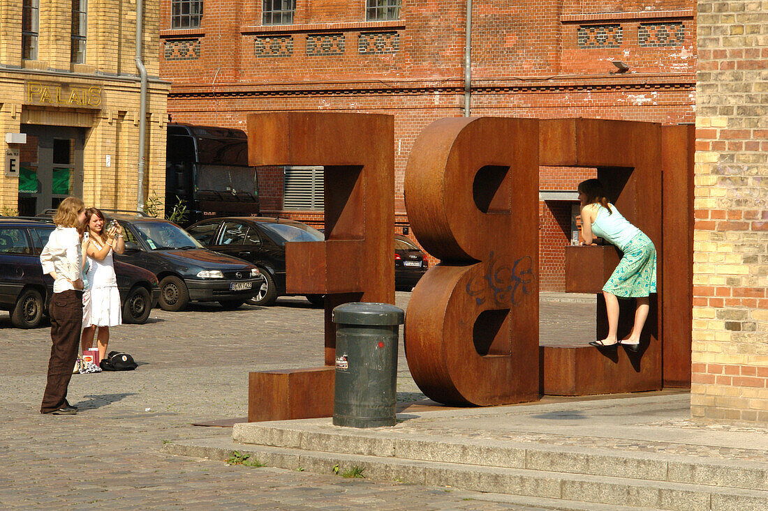 Drei Frauen beim Fotografieren, Liebe Schild, Kulturbrauerei, Berlin, Deutschland