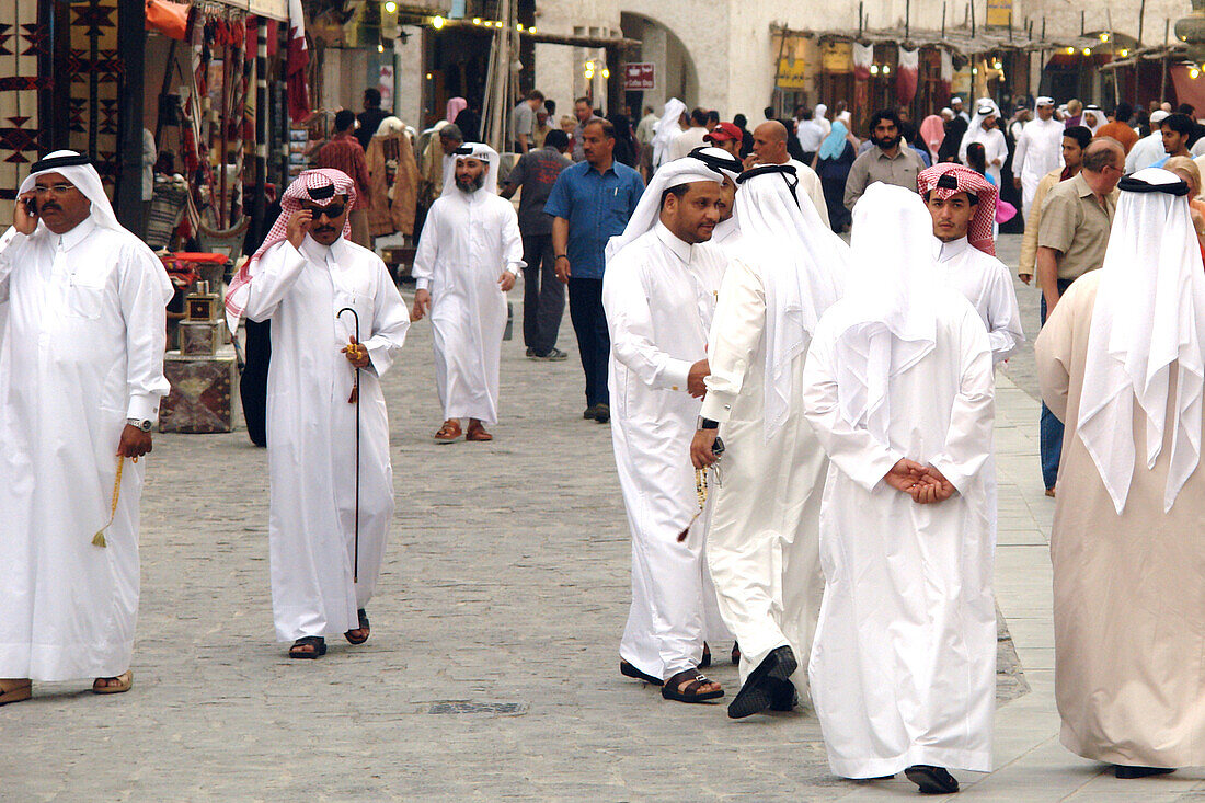 Traditionell gekleidete Männer in Doha, Katar, Qatar