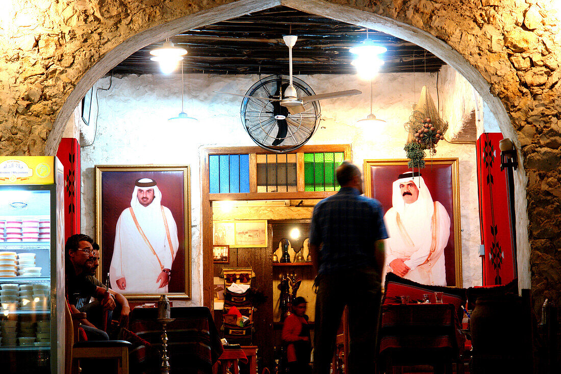 Leute sitzen im Café, Traditioneller Souk in Doha, Restaurant, Doha, Katar, Qatar
