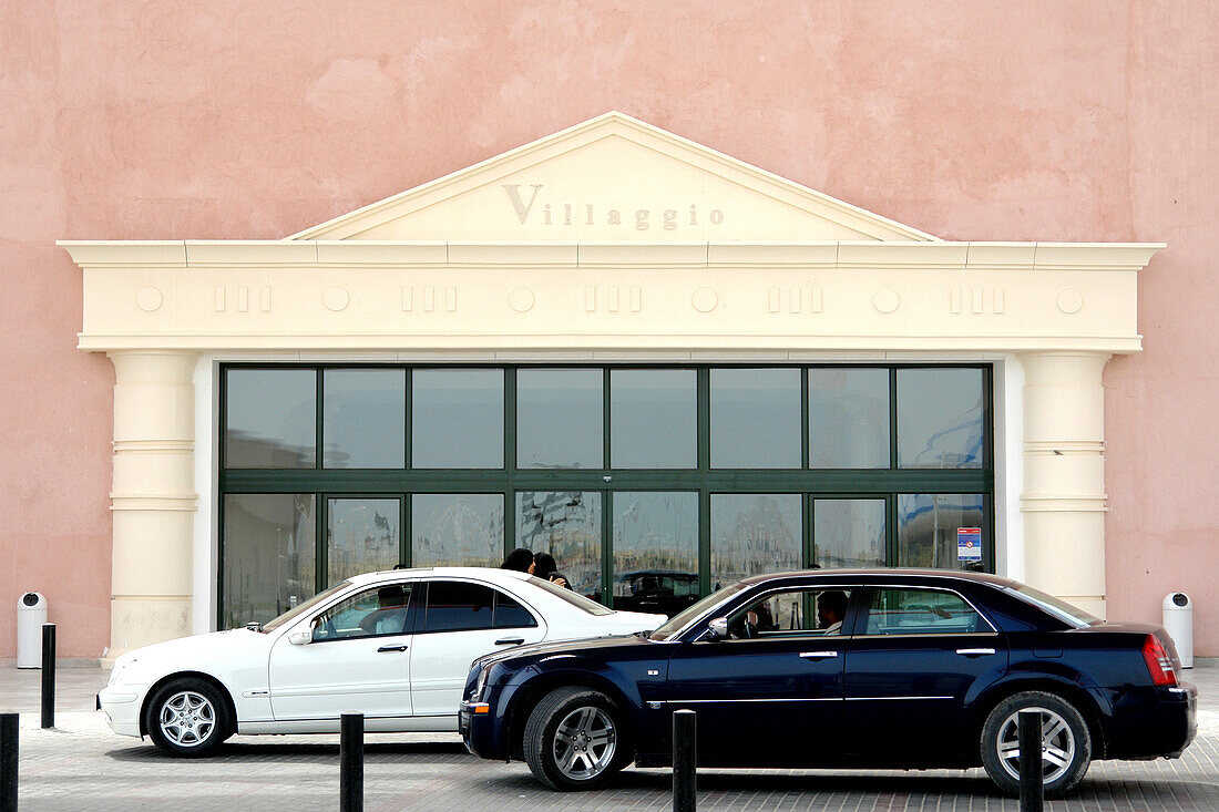 Luxusautos vor dem Villaggio, Doha, Katar, Qatar