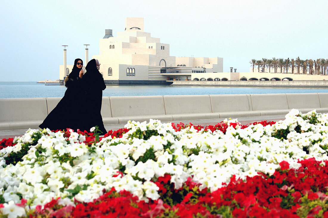 Zwei Frauen beim Museum der islamischen Kunst, Doha, Katar, Qatar