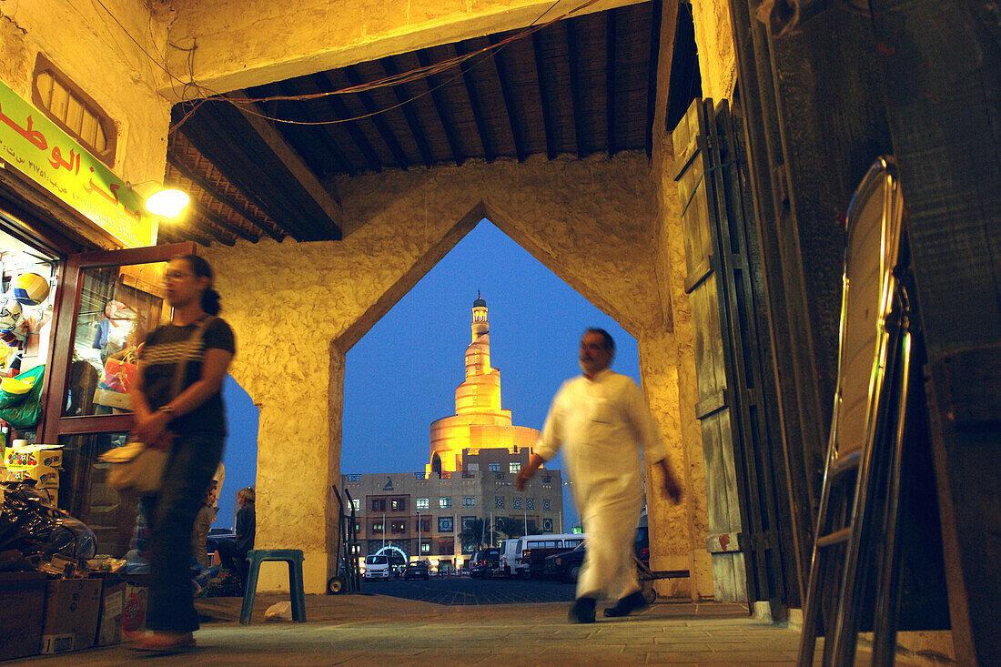 Leute beim Einkaufen, Traditioneller Souk, Doha, Katar, Qatar