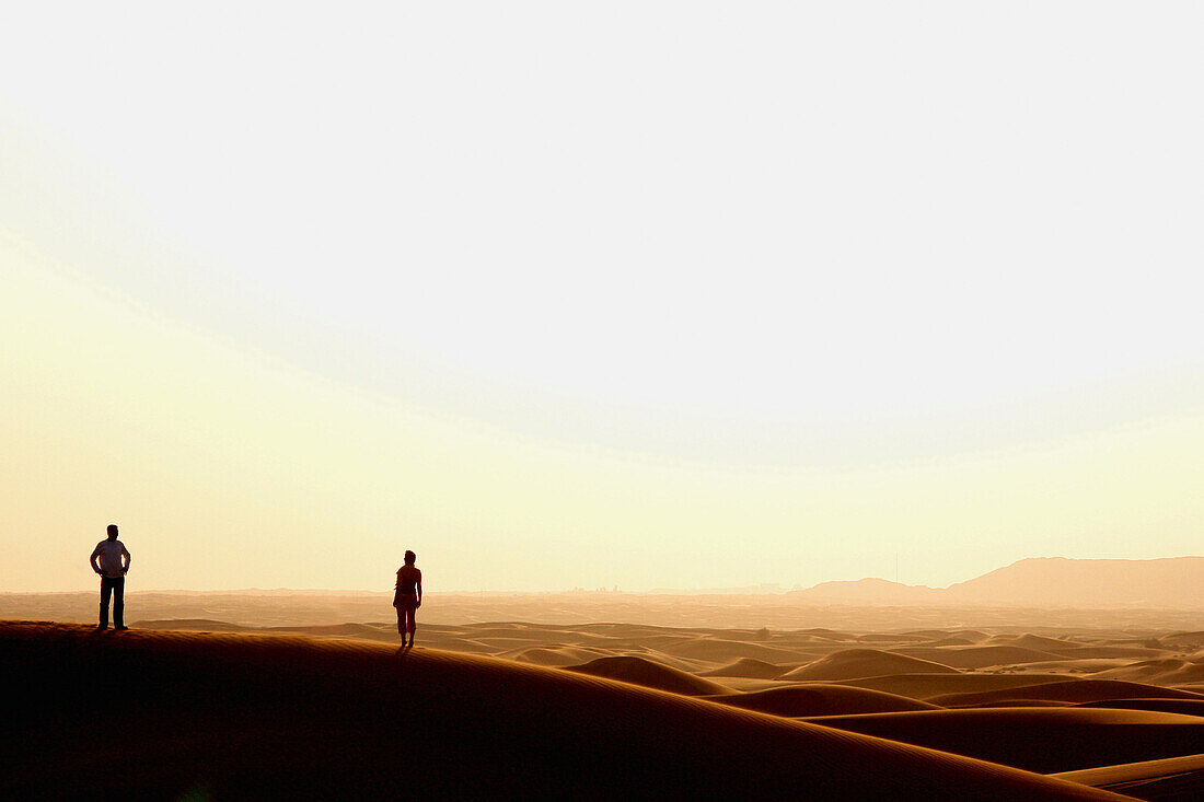 Ein Paar in der Wüste, Dubai, Vereinigte Arabische Emirate, VAE