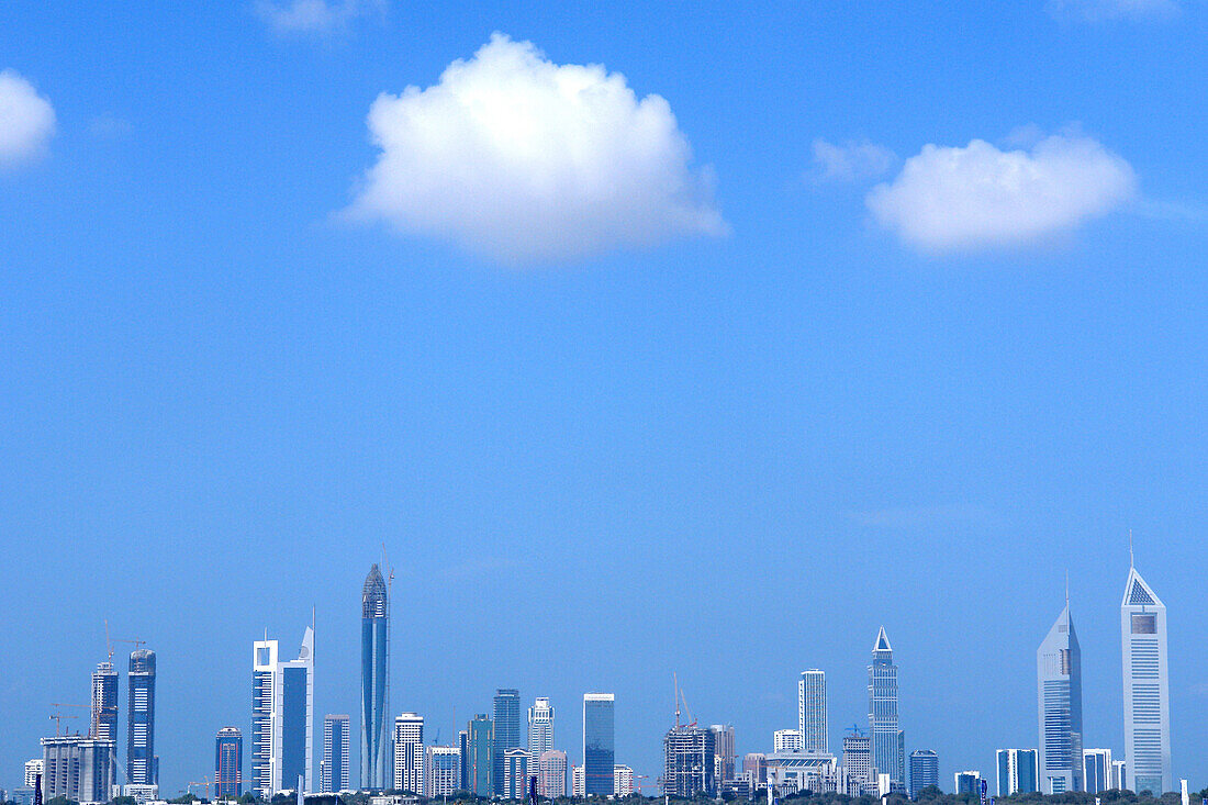 Die berühmte Skyline der Sheik Zayed Road, Dubai, Vereinigte Arabische Emirate, VAE