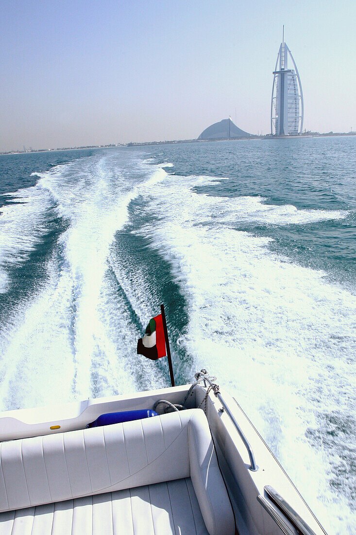 Speedboot vor der Küste Dubais, Dubai, Vereinigte Arabische Emirate, VAE