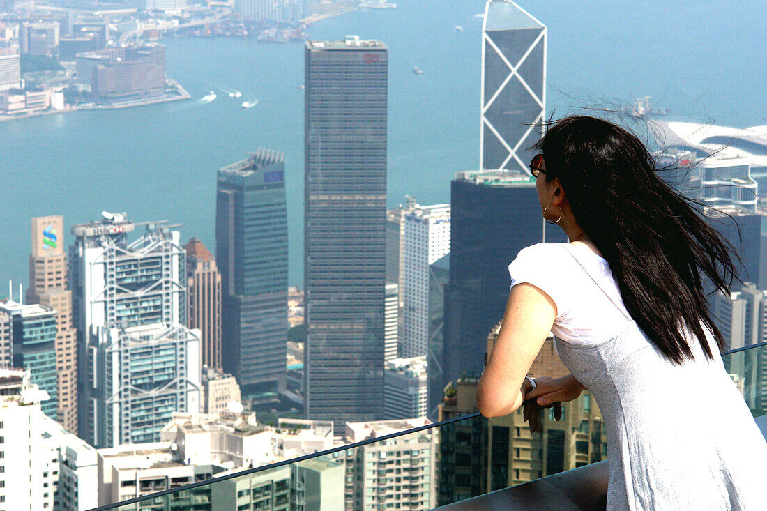 Junge Frau blickt auf Hong Kong, China