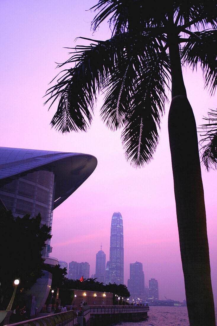 Messe Hong Kong im Abendlicht, International Financal Centre im Hintergrund, Hong Kong China